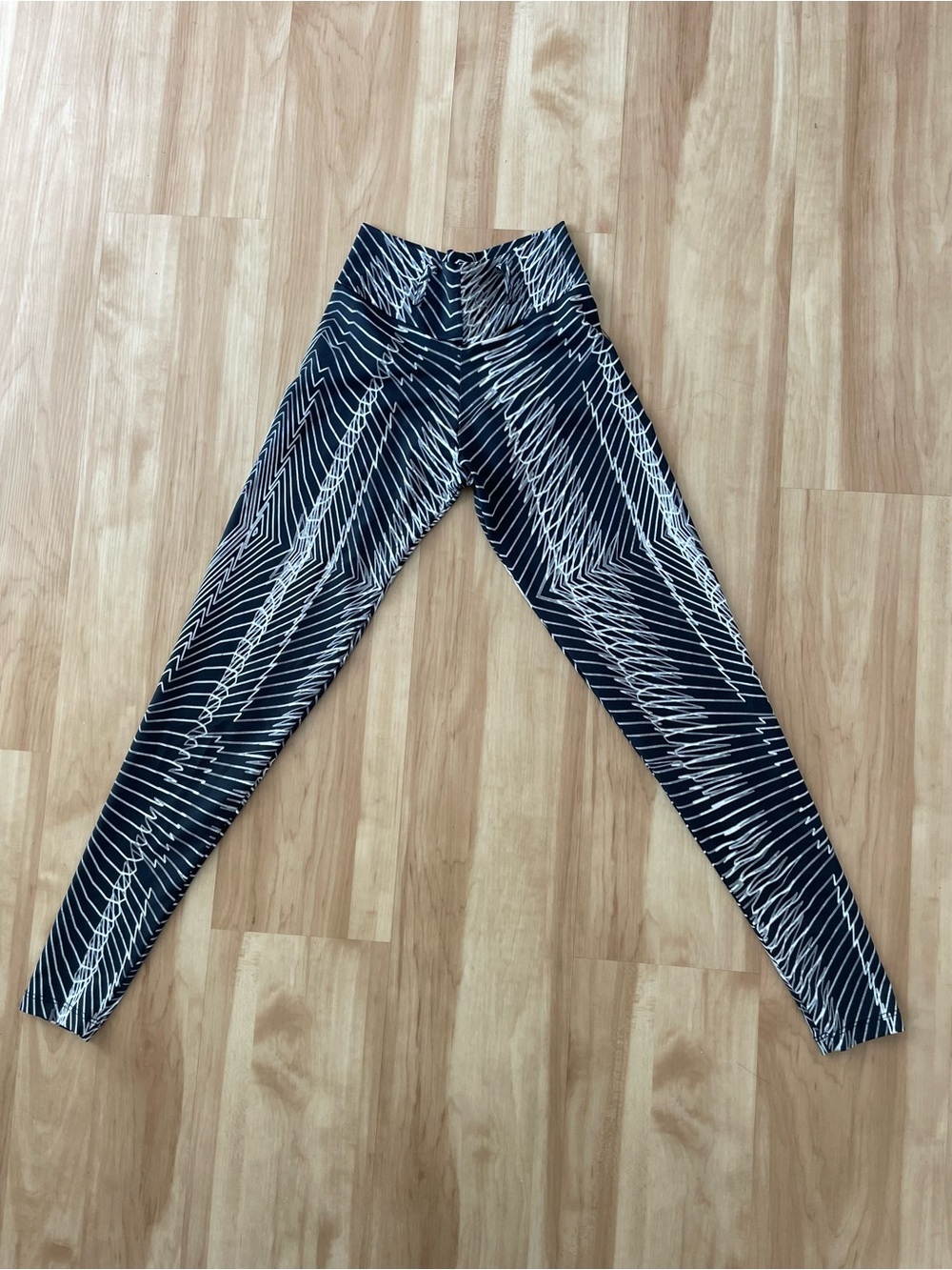 LURE FITNESS High-Waisted Black & White Patterned Leggings